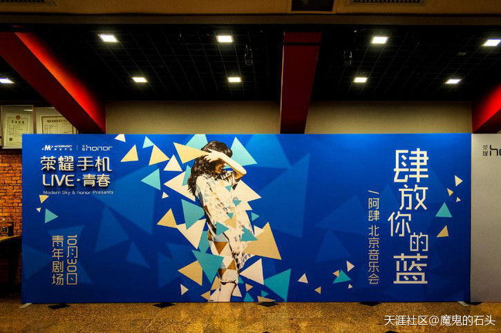 华为手机拍照镜头翻转
:荣耀Live：炸鸡少女与“蓝朋友”的完美邂逅