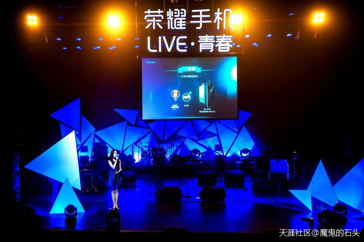 华为手机拍照镜头翻转
:荣耀Live：炸鸡少女与“蓝朋友”的完美邂逅-第3张图片-亚星国际官网