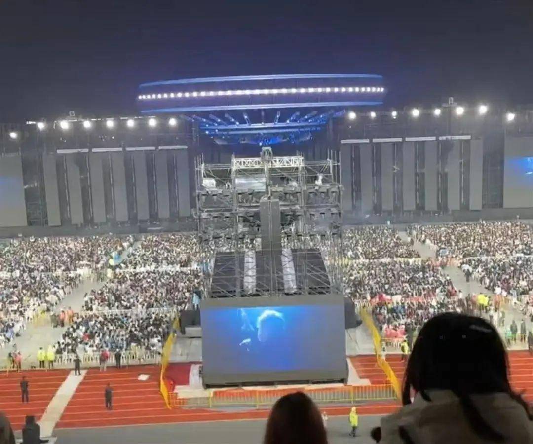 海南麻将手机版苹果版:知名歌手演唱会现场，歌迷齐喊“退票”？官方回应