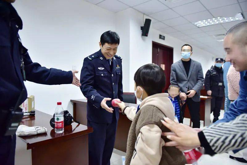 阳光校餐苹果版
:这个苹果，真甜！