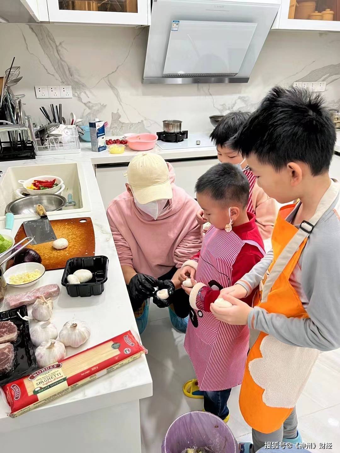 给客人做饭苹果版:00后男生上门做饭：春节假期收入过万，曾因金发和纹身被怀疑是社会人