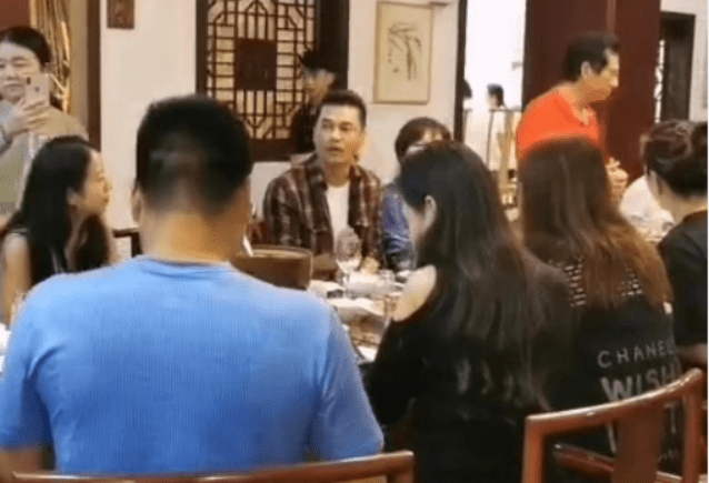 苹果花歌曲男版:网曝刘烨现身凤凰古城最美民宿 吕良伟袁咏仪曾住-第2张图片-亚星国际官网