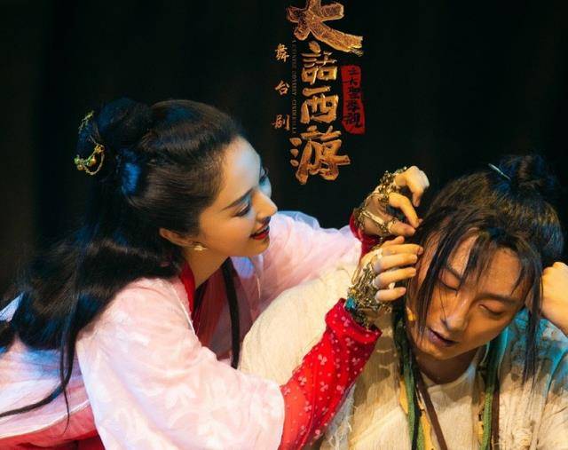 富士苹果竖版照片:董璇恋情升级？疑与苏小玎晒男女友视角照，被指同一地点拍摄引热