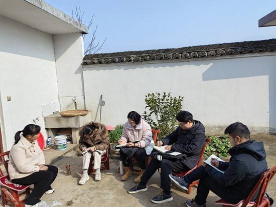 手机屏幕:在手机屏幕外，为留守儿童找到更广阔空间