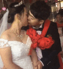 虽然只是弄丢了手机:爆笑gif图：媳妇结婚是一件开心的事情，为何一脸的嫌弃