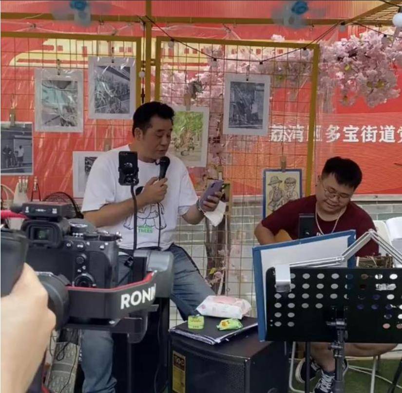 手机话筒:53岁著名港星在广州街头唱歌，态度亲和接地气，毫无明星架子