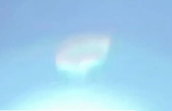 手机最新电影:美国上空出现神秘物体：白色球体呈半透明状 人群聚集观看