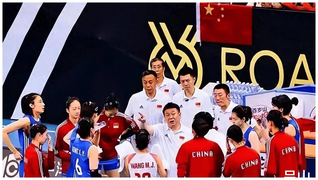 中国女排一固定动作令人费解，蔡斌如何解释局末上仲慧发球