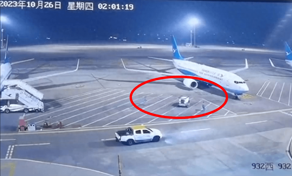 车辆突然失控撞上飞机？航空公司回应！现场画面曝光